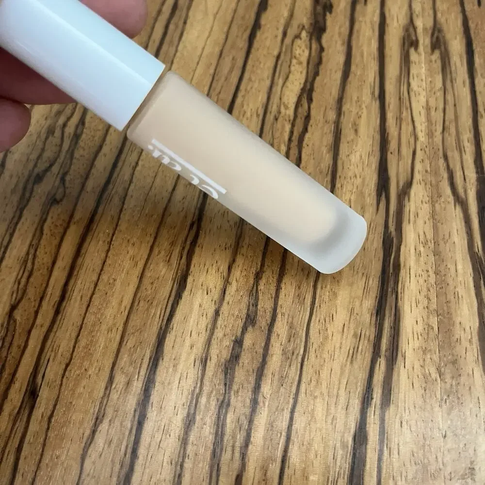 et al. Intelligent Skin Cream Concealer 60W 5ml